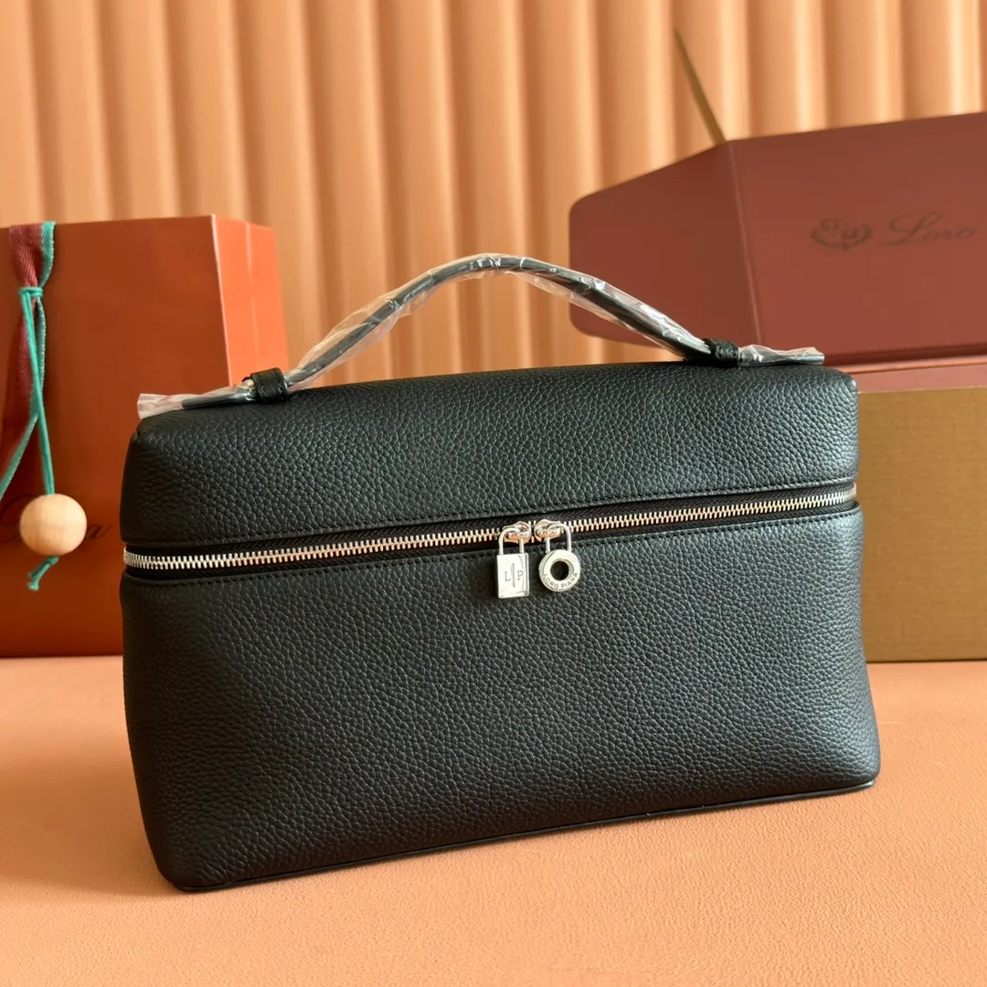 p1280💋💋💋【Original leather all-steel configuration counter complete package】𝐋𝐨𝐫𝐨 𝐏𝐢𝐚𝐧@ Extra pocket L27 series handbag/crossbody bag The most comfortable life is when it is not defined, just like loro The material design of pian@ does not require complicated design styles. The simple and soft outline is elegant and durable, like an exquisite cosmetic case, which perfectly balances appearance and functionality. The leather is delicate and feels as soft as butter. The small bag has a large capacity. It is not only portable with a thin shoulder strap, but can also be worn cross-body. Sisters who have a special liking for minimalist style can buy it. It is simple and versatile. The simpler, the more different. Stars and Instagram celebrities are all planting it. There are two sizes of 19 cm and 27 cm. One is exquisite and casual, and the other is elegant and grand. Dimensions: length 27×width 10×height 16cm (with shoulder strap)
